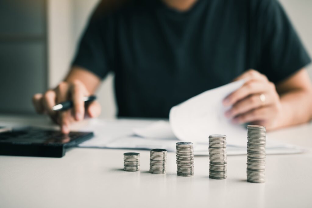 Ein Mann beschäftigt sich mit den Finanzen des Unternehmens.